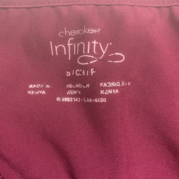 Cherokee Women’s Infinity Scrub top - Picture 3 of 3